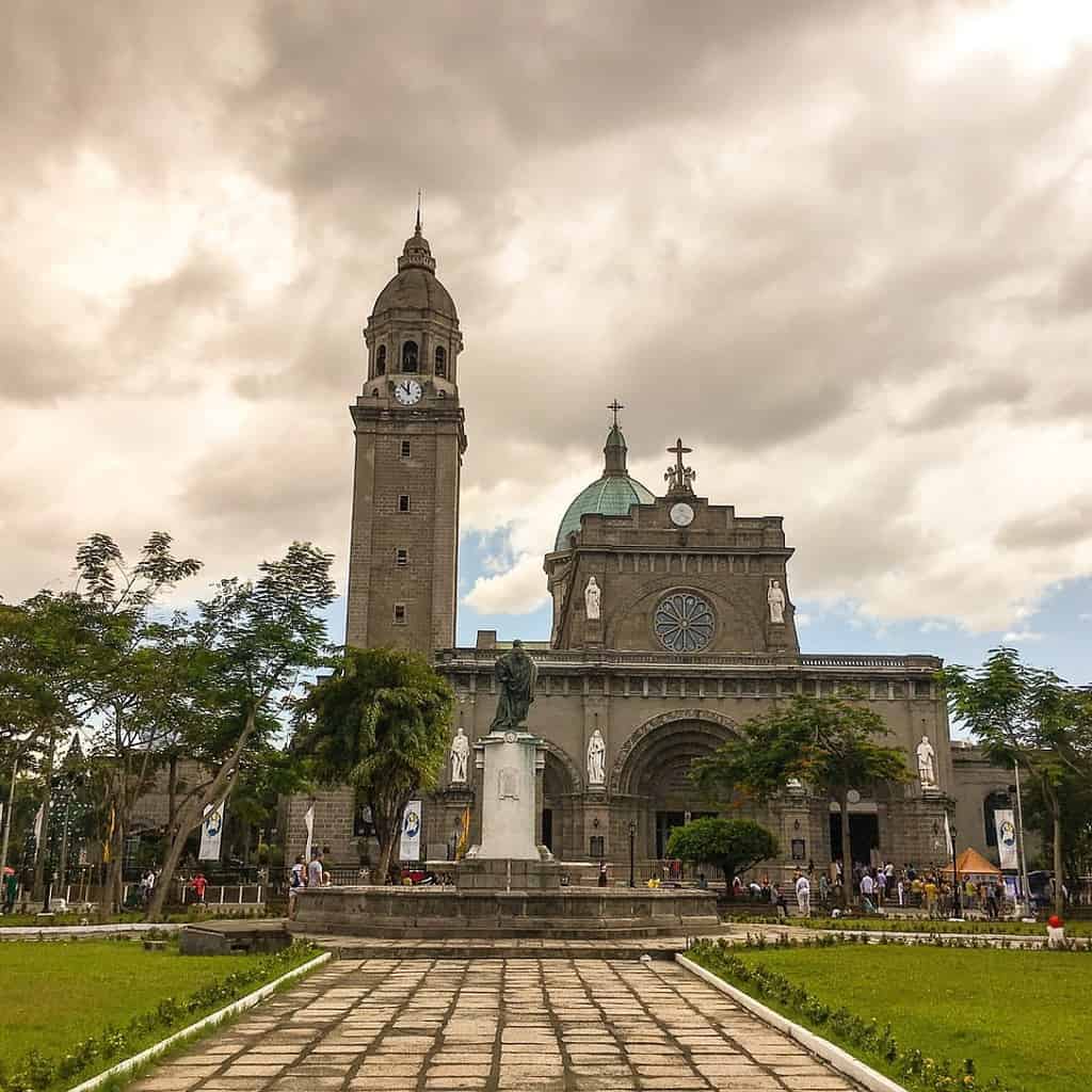 Plaza de Roma​. כיכר מרשימה בעיר העתיקה במנילה.