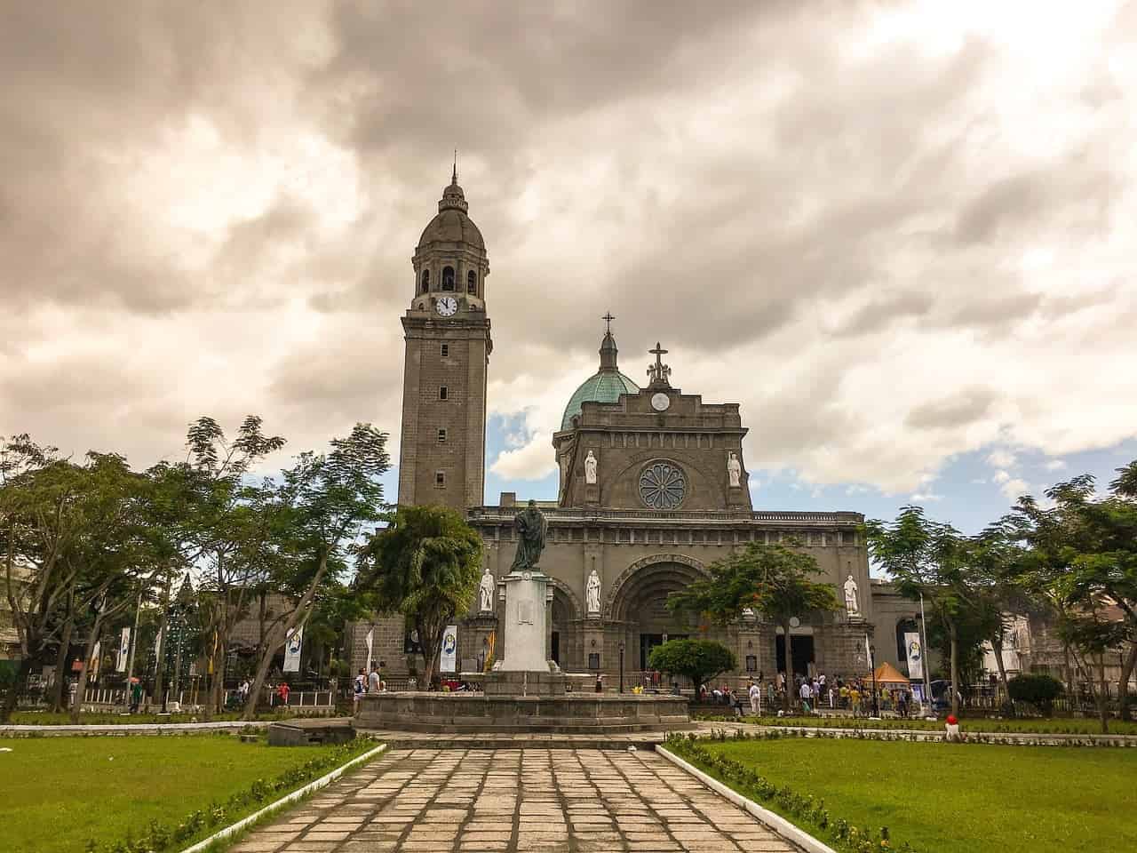 Plaza de Roma​. כיכר מרשימה בעיר העתיקה במנילה.